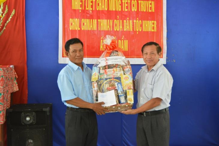 Lãnh đạo tỉnh và huyện thăm và chúc mừng tết Chol Chnam Thmay ấp Suối Dầm 